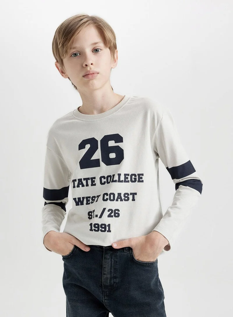 ديفاكتو تيشيرت بأكمام طويلة ورقبة دائرية وطبعة نصية بقصة عادية